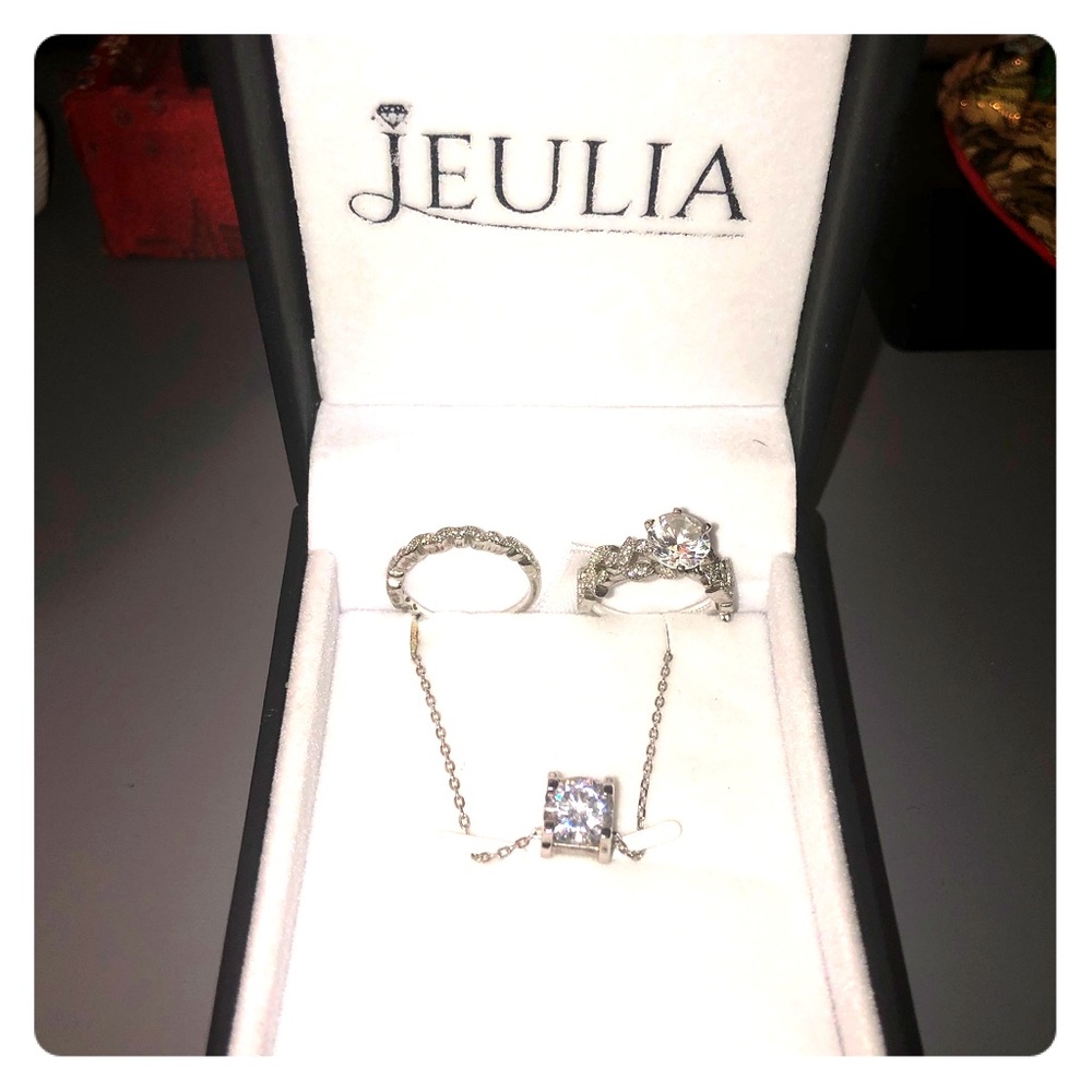 Selling a Jeulia promise ring and necklace set